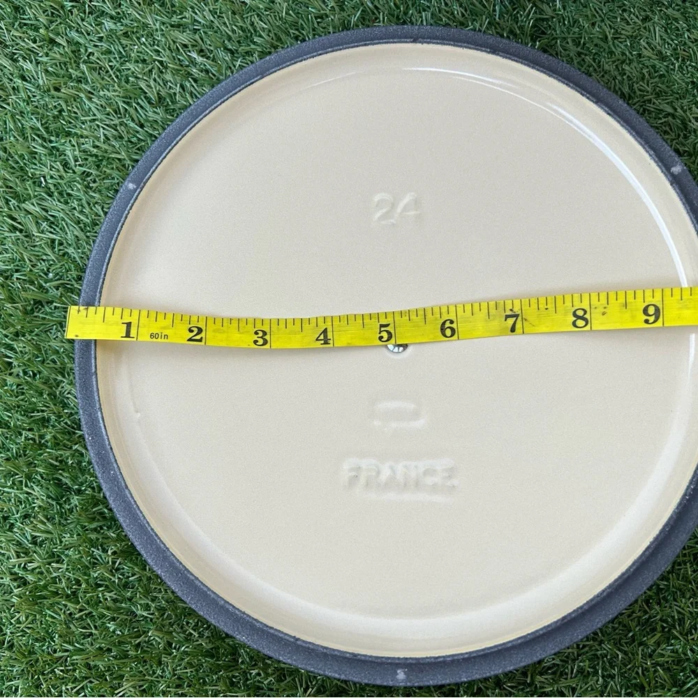 LE CREUSET lid only , New pls see pictures for more details, size and color